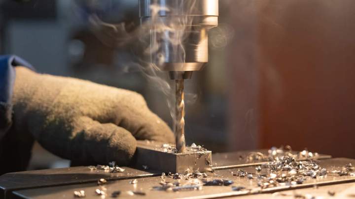 Drilling metal parts in Essonne